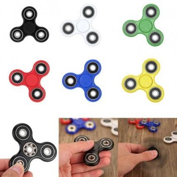 *** TUKKUTARJOUS *** FIDGET SPINNERIT / K&Auml;SISPINNERIT (200 kpl)