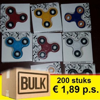 *** TUKKUTARJOUS *** FIDGET SPINNERIT / K&Auml;SISPINNERIT (200 kpl)