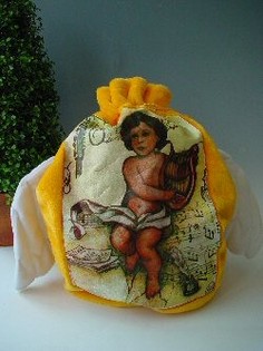 Pieni lahjapussi tekoturkiksesta enkelinsiivill&auml; (2 kpl pakkaus)