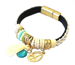 Ibiza Rannekoru Creme Tupsulla & Peace-Riipuksella (1 kpl)