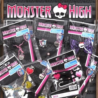 MATTEL MONSTER HIGH - MEGA-YLLÄTYSPUSSISEKOITUS: KORUT JA ASUSTEET (100 kpl)