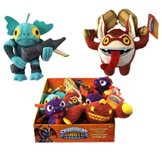 Skylanders-pehmohahmot &auml;&auml;nell&auml; myyntitelineess&auml; (12 kpl)